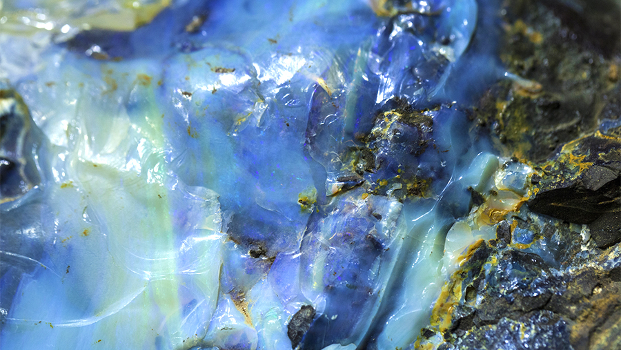 10月の誕生石、オパールとは遊色効果を持つ非結晶の宝石
