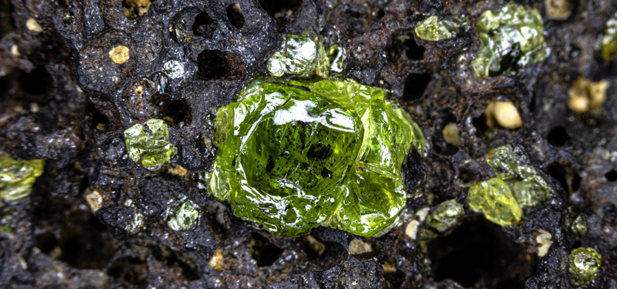 8月の誕生石、ペリドットという宝石はかんらんせきの和名を持ち、オリーブグリーンカラーが特徴。