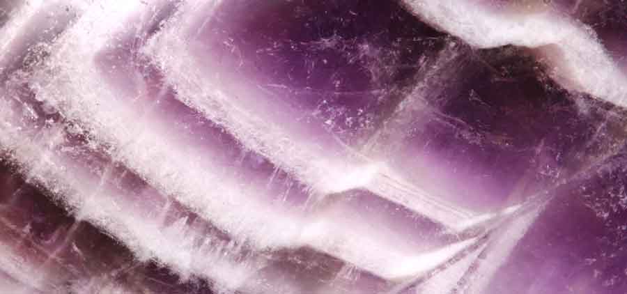 アメジスト（紫水晶）の色の特徴と模様について