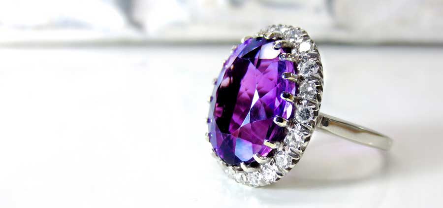 アメジスト（紫水晶）を使用したアクセサリー。アメジスト（紫水晶）を使用した宝飾品のおすすめ