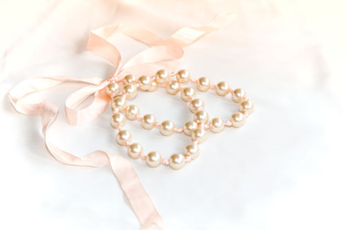 真珠は6月の誕生石で、ネックレスやブレスレットなどの贈り物として人気がある。