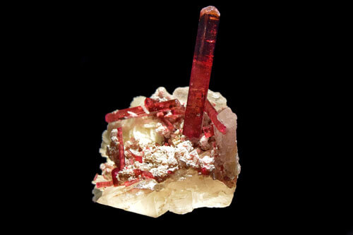 ルベライトとはトルマリンの一種です。ルベライトは鉱物名ではなく、特定のトルマリンにつけられた宝石名になります。
