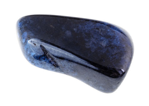 デュモルチェライトは鉄と微量に含まれるチタンの割合により、独特な深い青みが表れている。