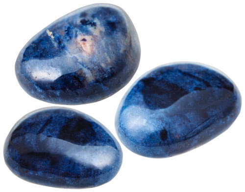 デュモルチェライトはユージン・デュモルティエにより命名された深い青色が特徴の天然石である。