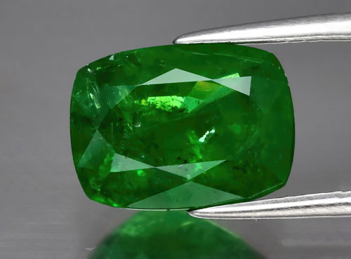 ツァボライトは緑色の宝石でエメラルドに引けをとらない輝きがある。