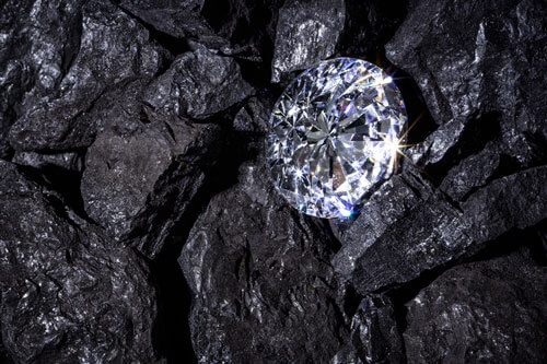 四月の代表的な誕生石はダイヤモンド。