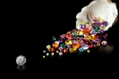 ダイヤモンドの種類には無色のものとカラーがあるものがあり、どちらも人気である。