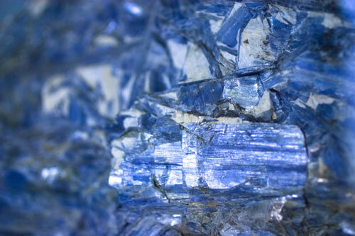 アンダリュサイトとカイヤナイトは同質異像」という関係性にある鉱物。