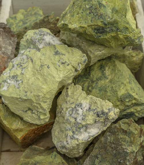 サーペンティンは日本を含む世界各国で産出される天然石。