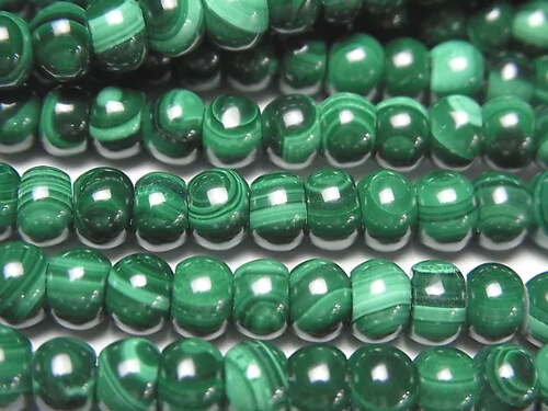 孔雀石は緑色とその模様が特徴の天然石