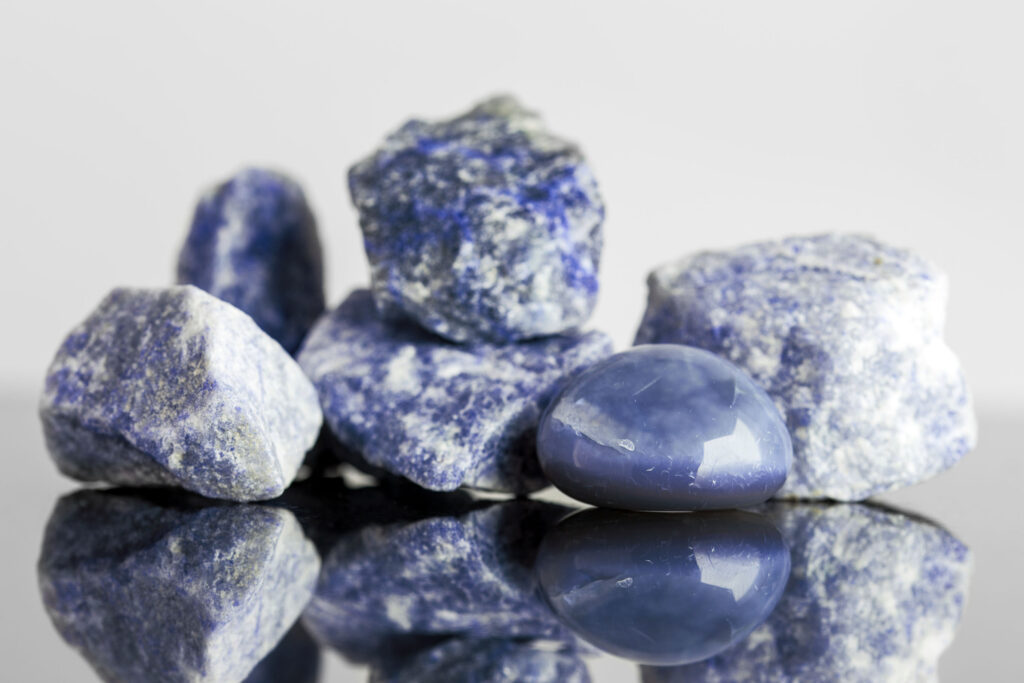 ソーダライトとは？ナトリウムを豊富に含む青色の天然石