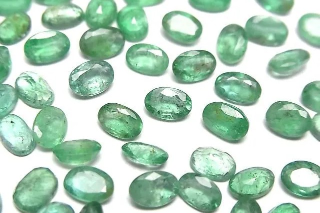 エメラルド｜予言と知恵の女神に捧げられた緑の石