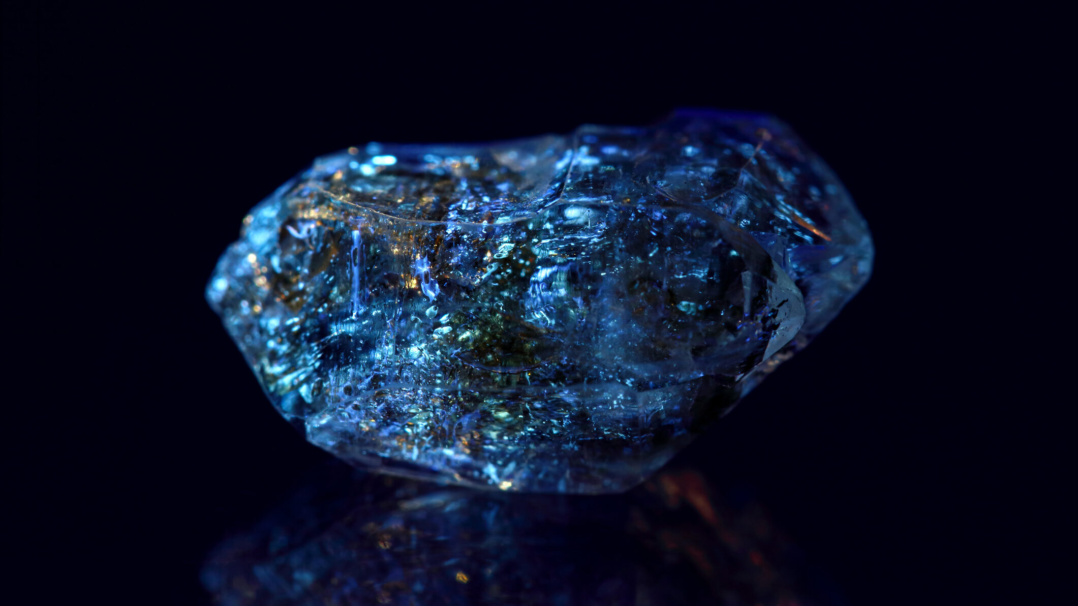 紫外線で光る天然石とは？｜蛍光性のしくみと代表的な石を解説