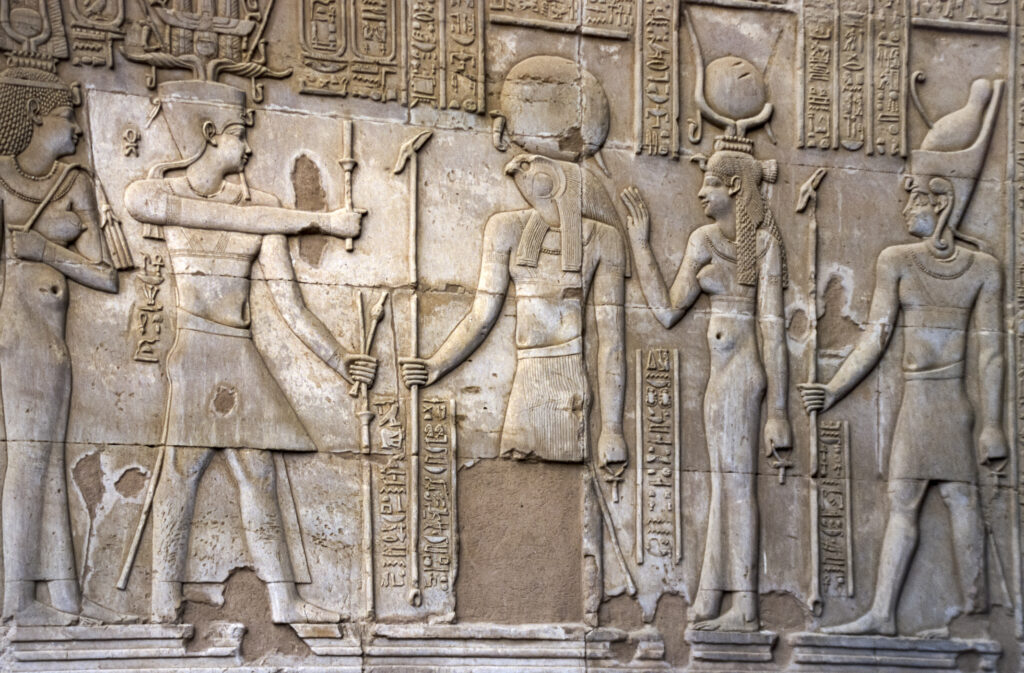 クレオパトラが最も愛した宝石としても知られ、鉱山（現在のエジプト南部）を所有した