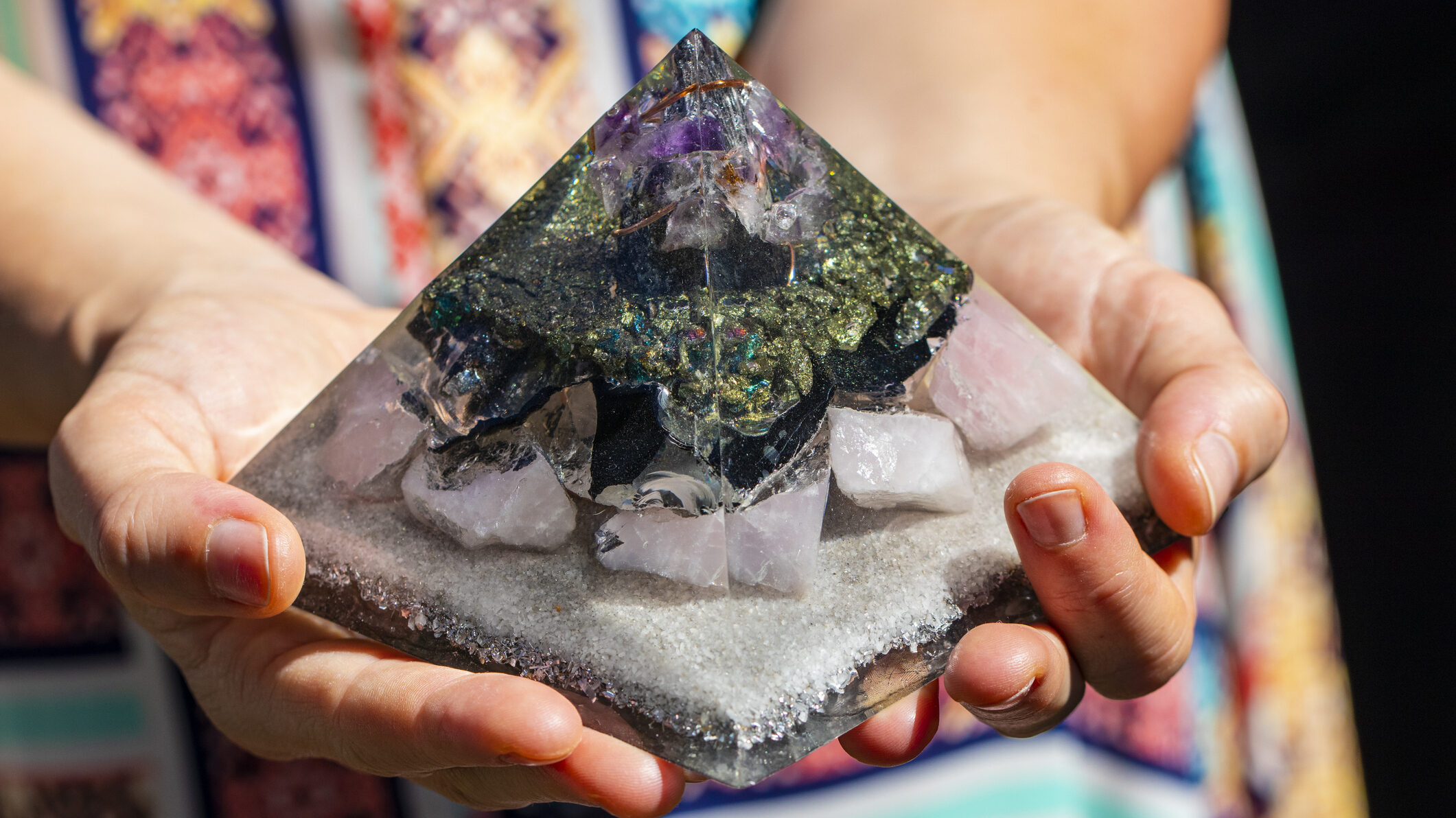オルゴナイトに使われる主な素材は「天然石」「金属片」「樹脂(レジン)」