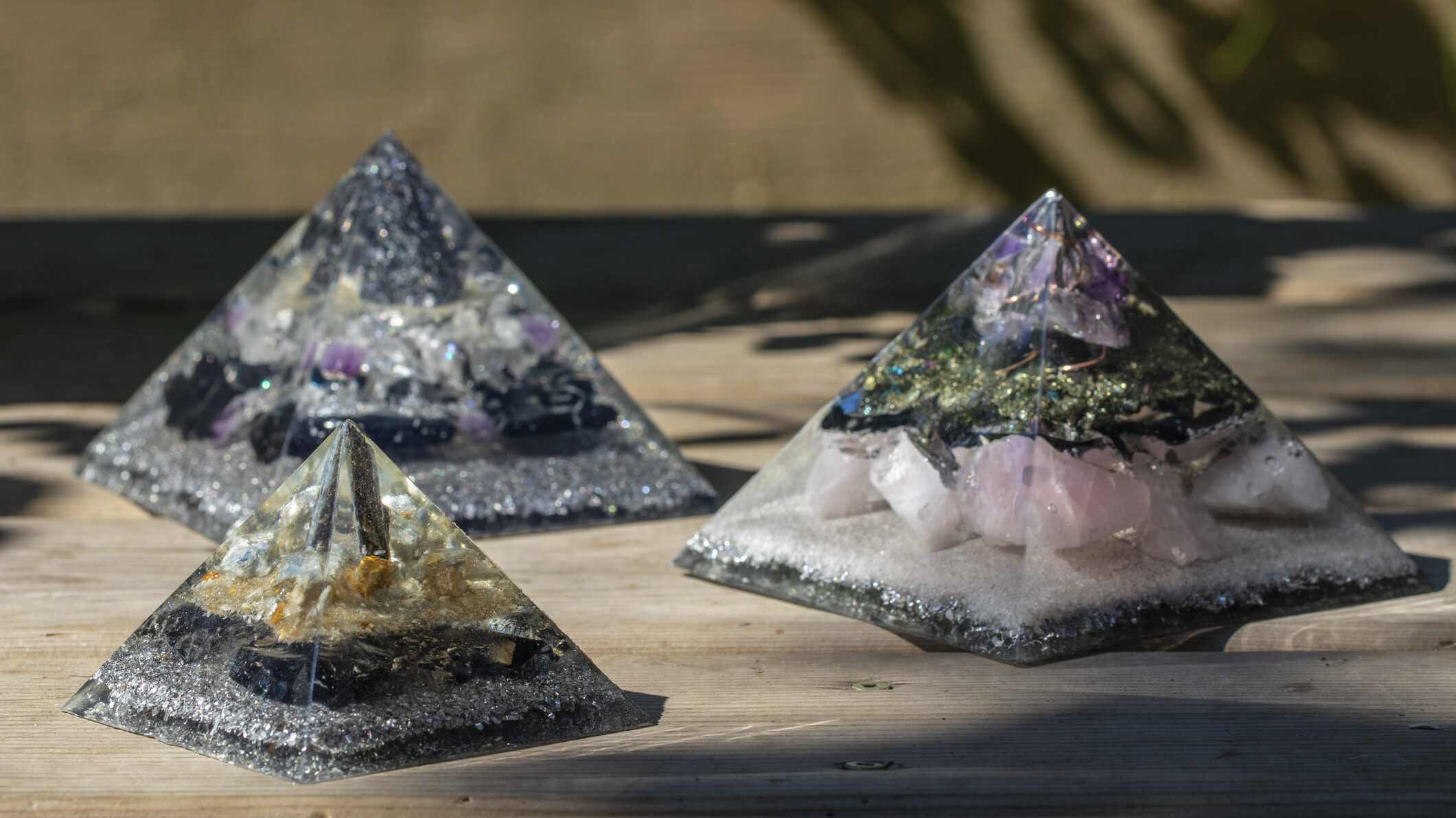 オルゴナイトとは?レジン(合成樹脂)に金属片や天然石を封じ込めたアイテム